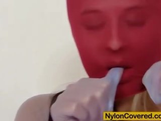 Гаряча білявка червоний спандекс маска на її обличчя