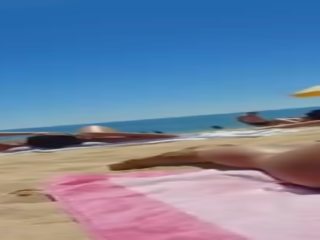 Candid first-rate brunette young woman sampurna bokong tanning at the pantai